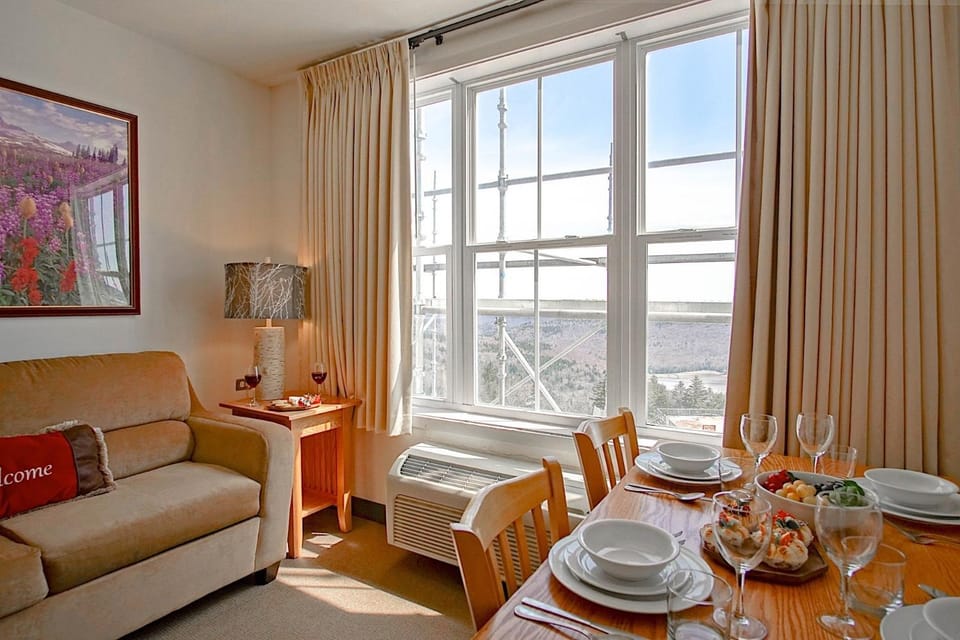 Living room, Food and drinks, Seating area, Dining area