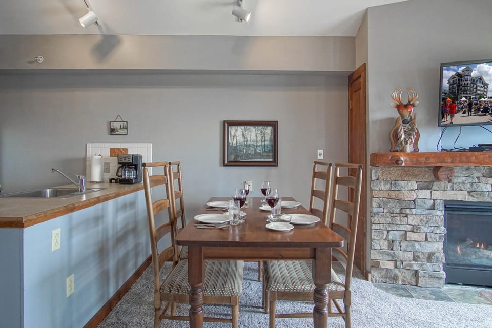 Seating area, Dining area