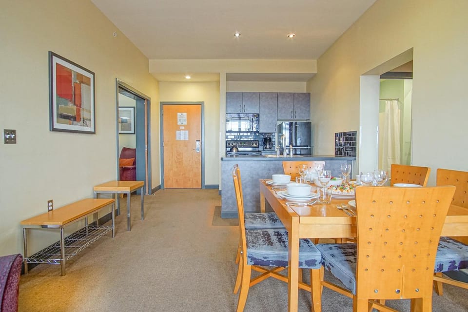Kitchen or kitchenette, Living room, Seating area, Dining area