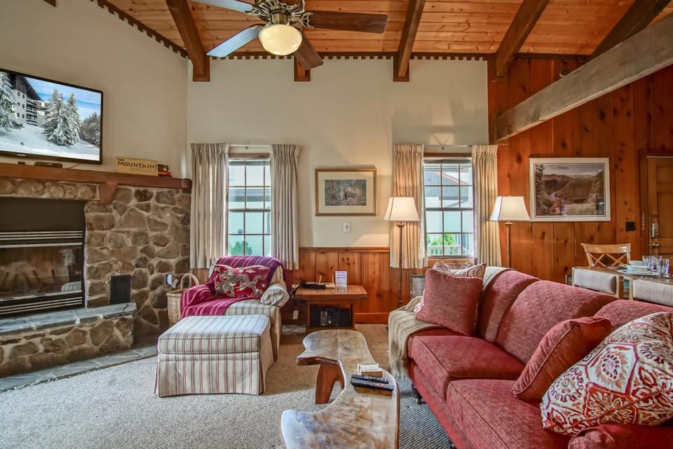 TV and multimedia, Living room, Seating area, fireplace
