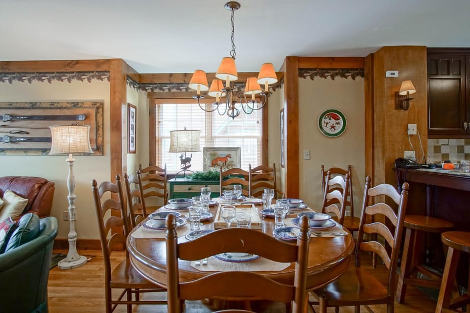 Food and drinks, Seating area, Dining area