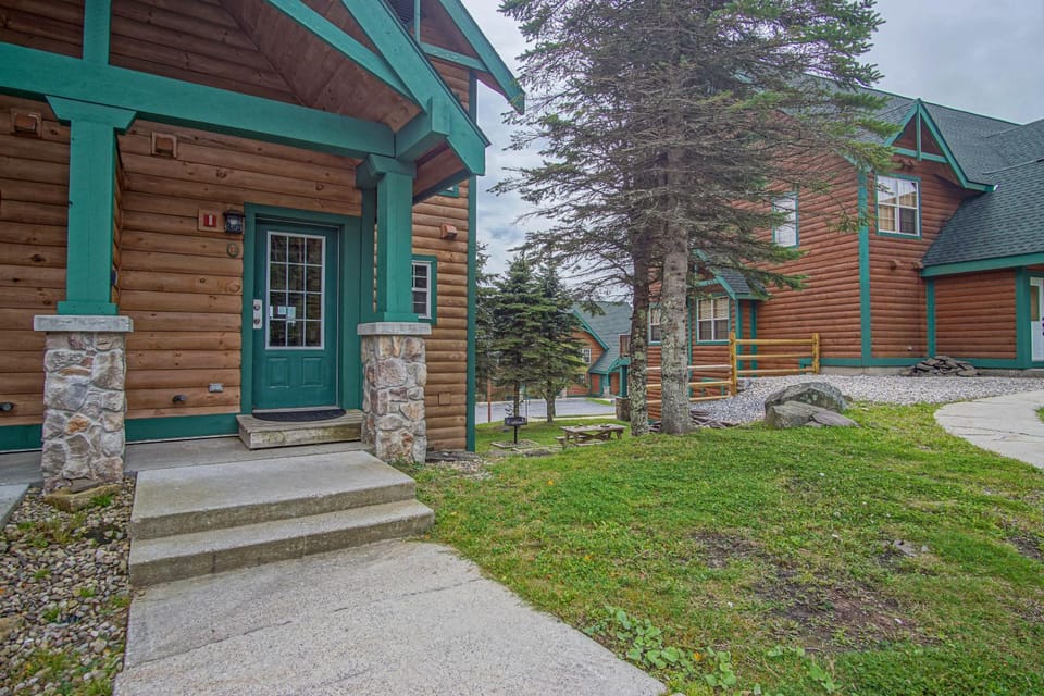 Property building, Facade/entrance, Day