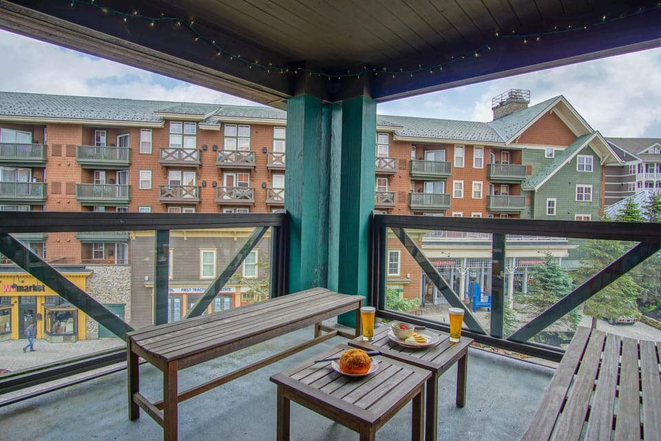 Property building, Day, Balcony/Terrace, Seating area