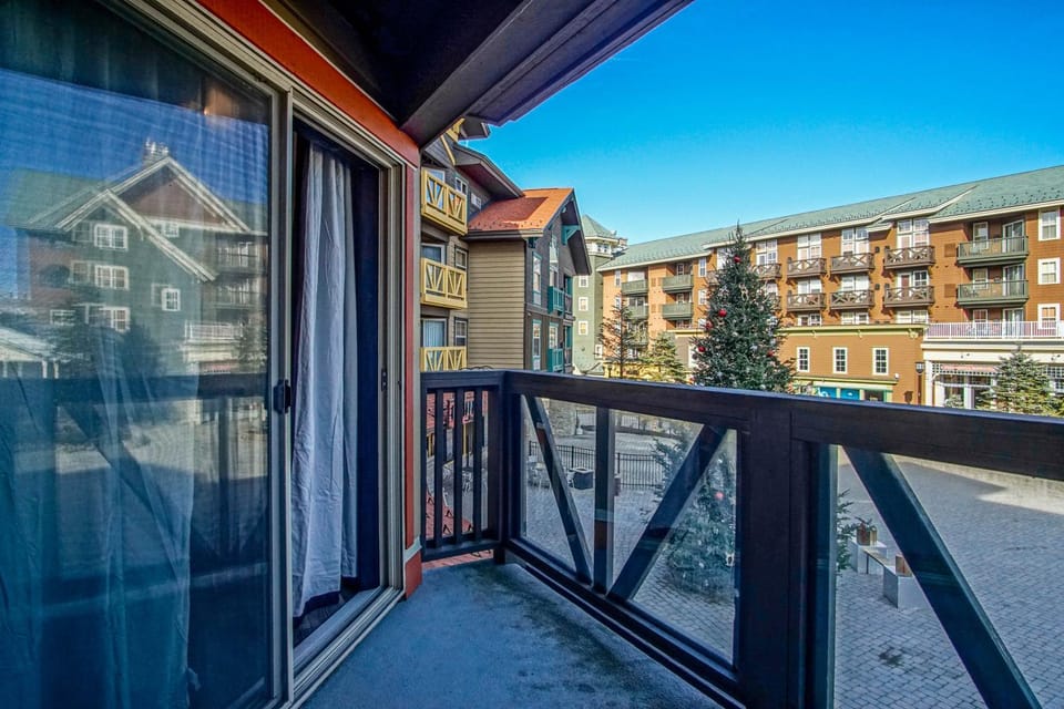 Property building, Facade/entrance, Day, Balcony/Terrace