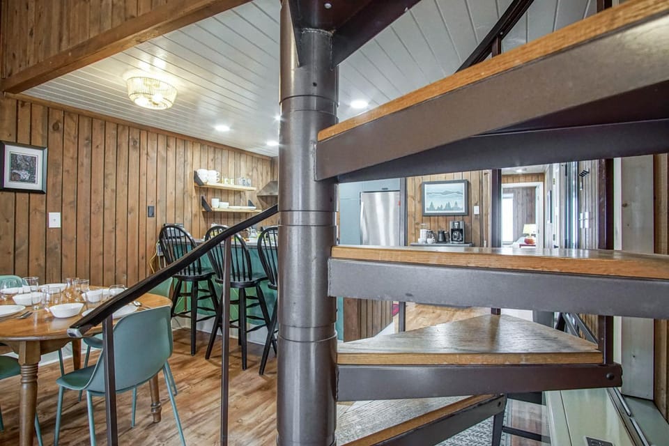 Kitchen or kitchenette, Seating area, Dining area