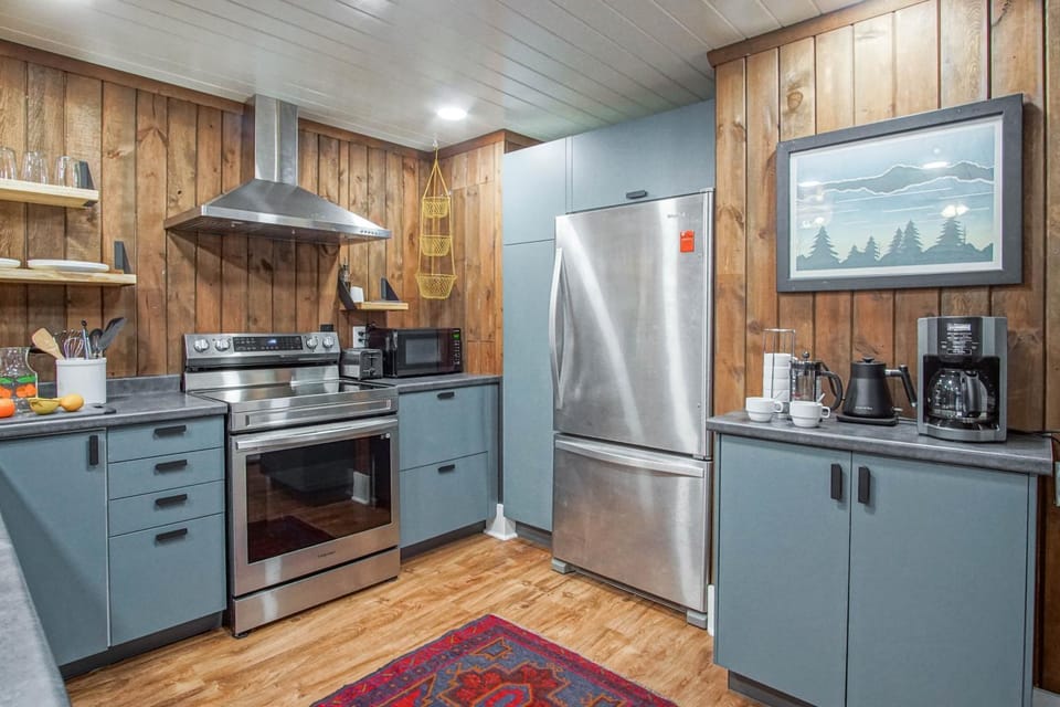 Coffee/tea facilities, Kitchen or kitchenette, dishwasher, oven, stove, toaster
