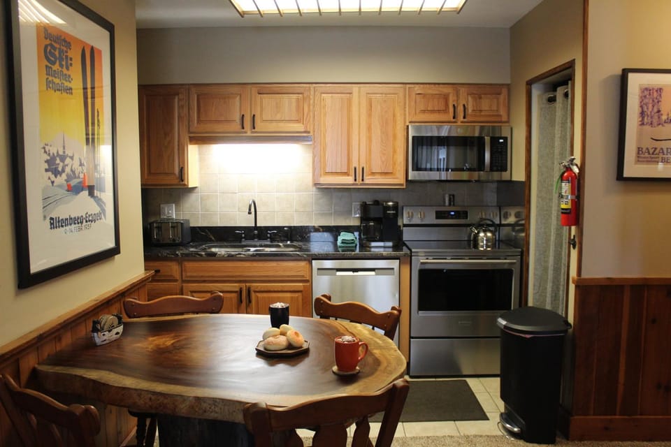 Coffee/tea facilities, Kitchen or kitchenette, Seating area, Dining area