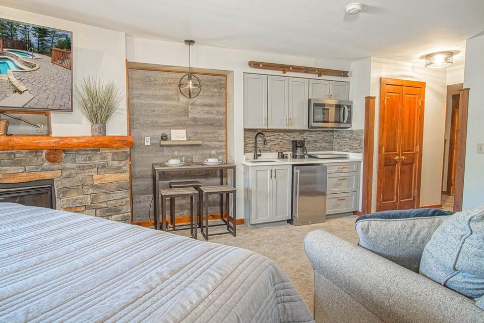 Kitchen or kitchenette, kitchen