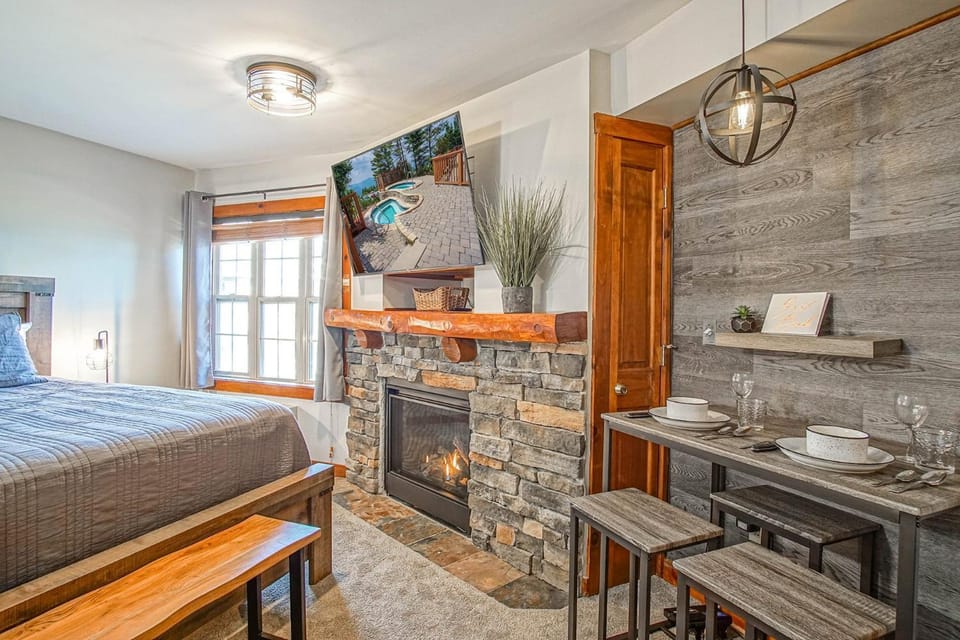 Bed, Dining area, Bedroom