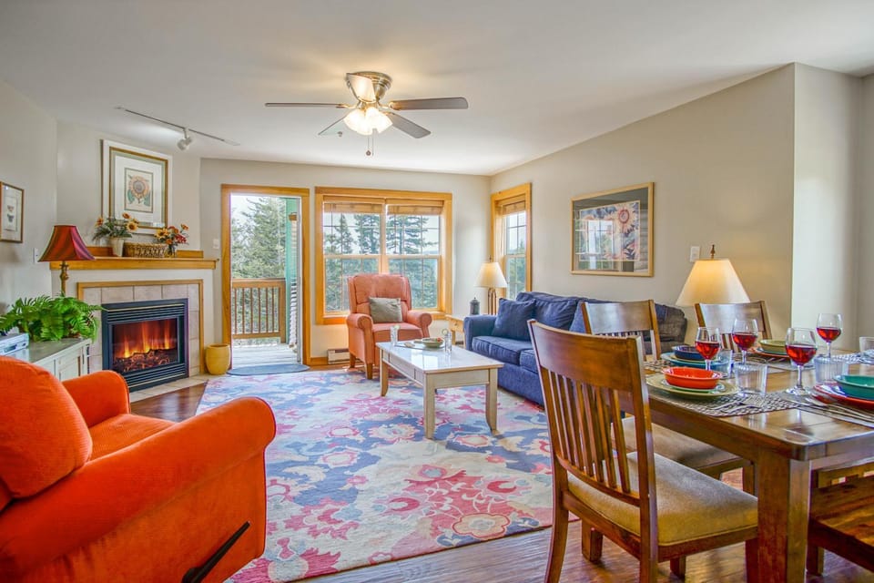 Living room, Seating area, Dining area, fireplace