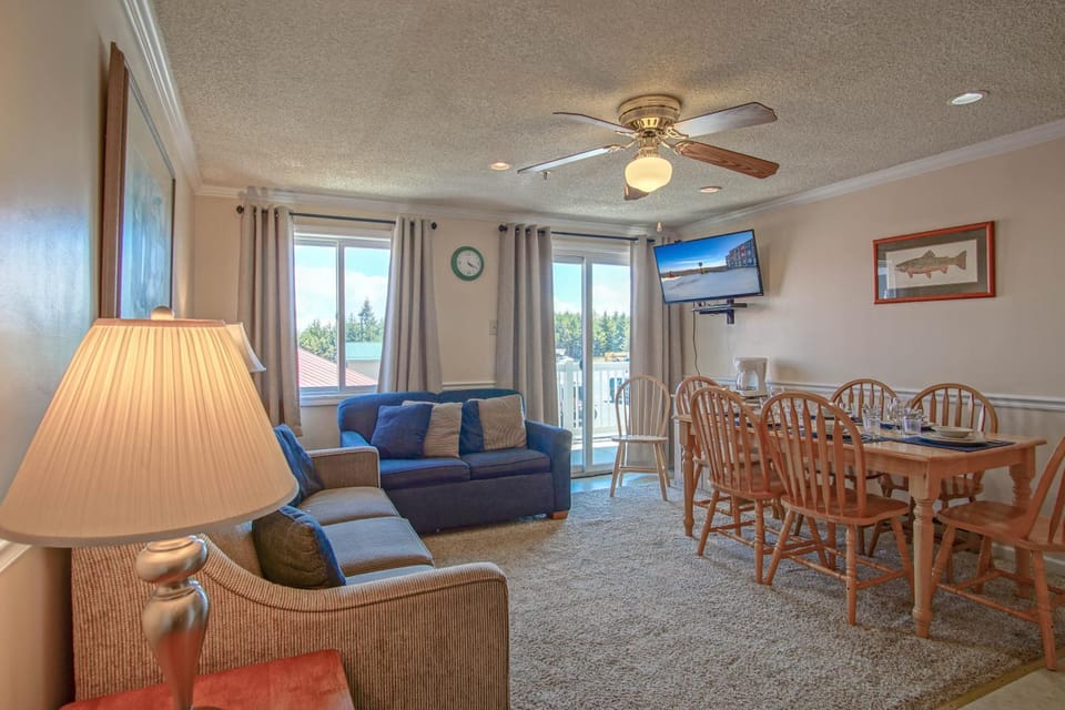 TV and multimedia, Living room, Seating area, Dining area