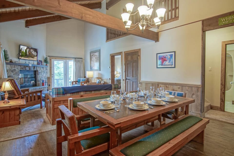 TV and multimedia, Living room, Seating area, Dining area