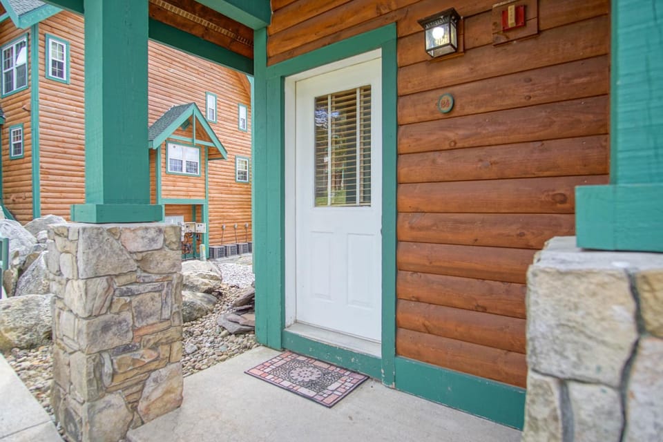 Property building, Facade/entrance, Day