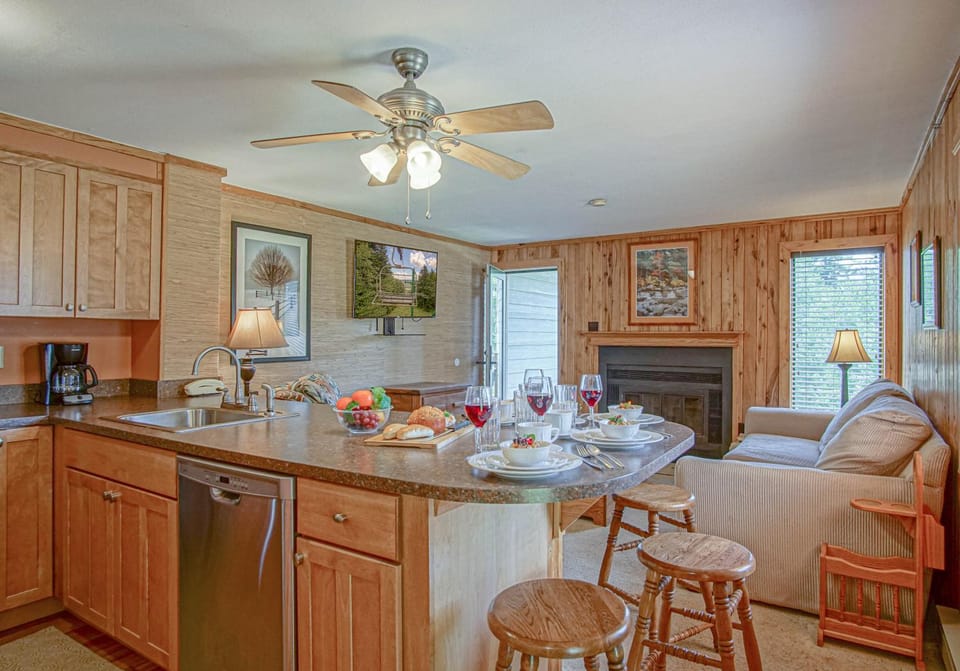 TV and multimedia, Kitchen or kitchenette, Living room, Food and drinks, Seating area, Dining area