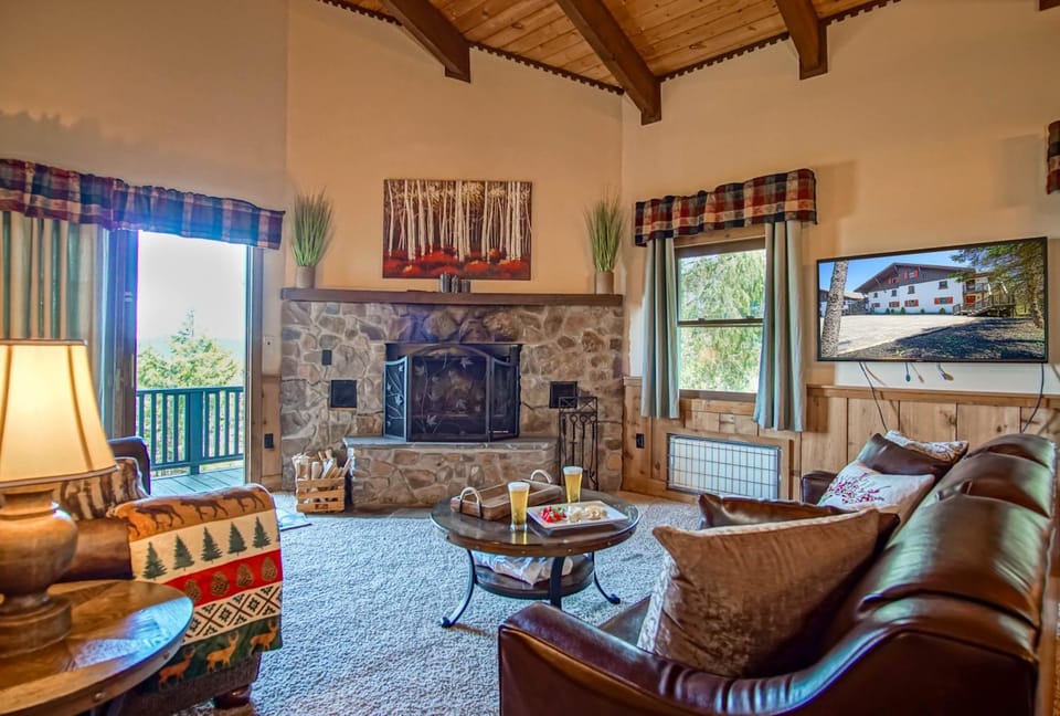 TV and multimedia, Living room, Seating area, fireplace