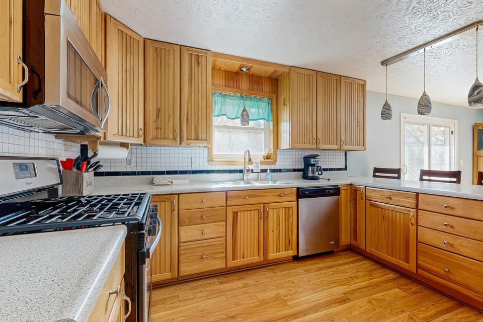 Serene Dog Friendly Home Sleeps 8 - Fenced Yard - Games House in Cosby