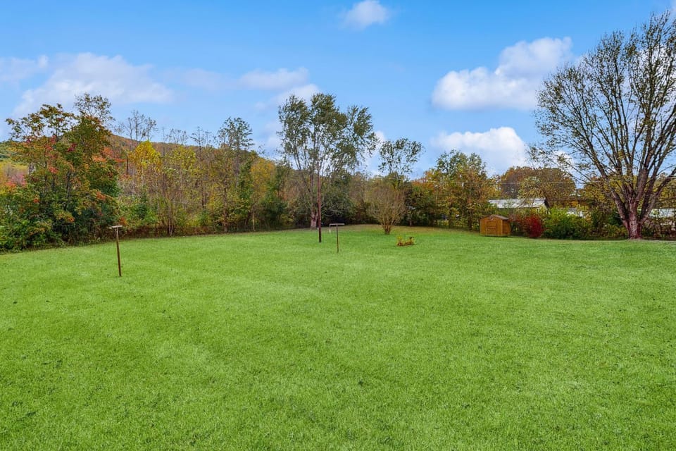 Serene Dog Friendly Home Sleeps 8 - Fenced Yard - Games House in Cosby