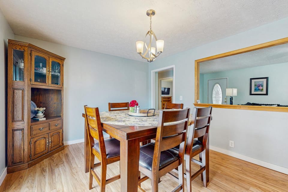 Serene Dog Friendly Home Sleeps 8 - Fenced Yard - Games House in Cosby