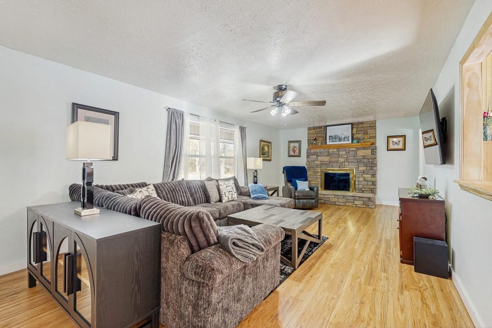 Serene Dog Friendly Home Sleeps 8 - Fenced Yard - Games House in Cosby