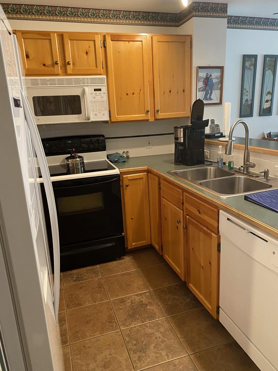 Coffee/tea facilities, Kitchen or kitchenette, dishwasher, oven, kitchen