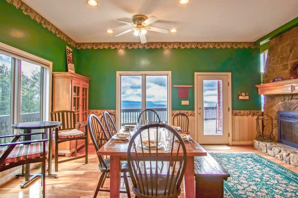 Seating area, Dining area, fireplace