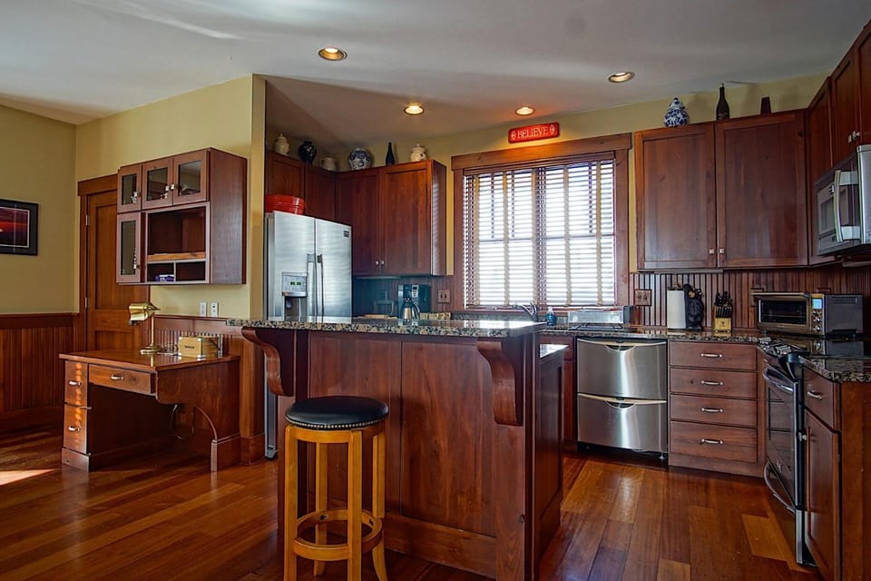 Coffee/tea facilities, Kitchen or kitchenette, Dining area, dishwasher, kitchen