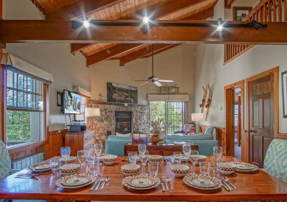 Living room, Seating area, Dining area, fireplace