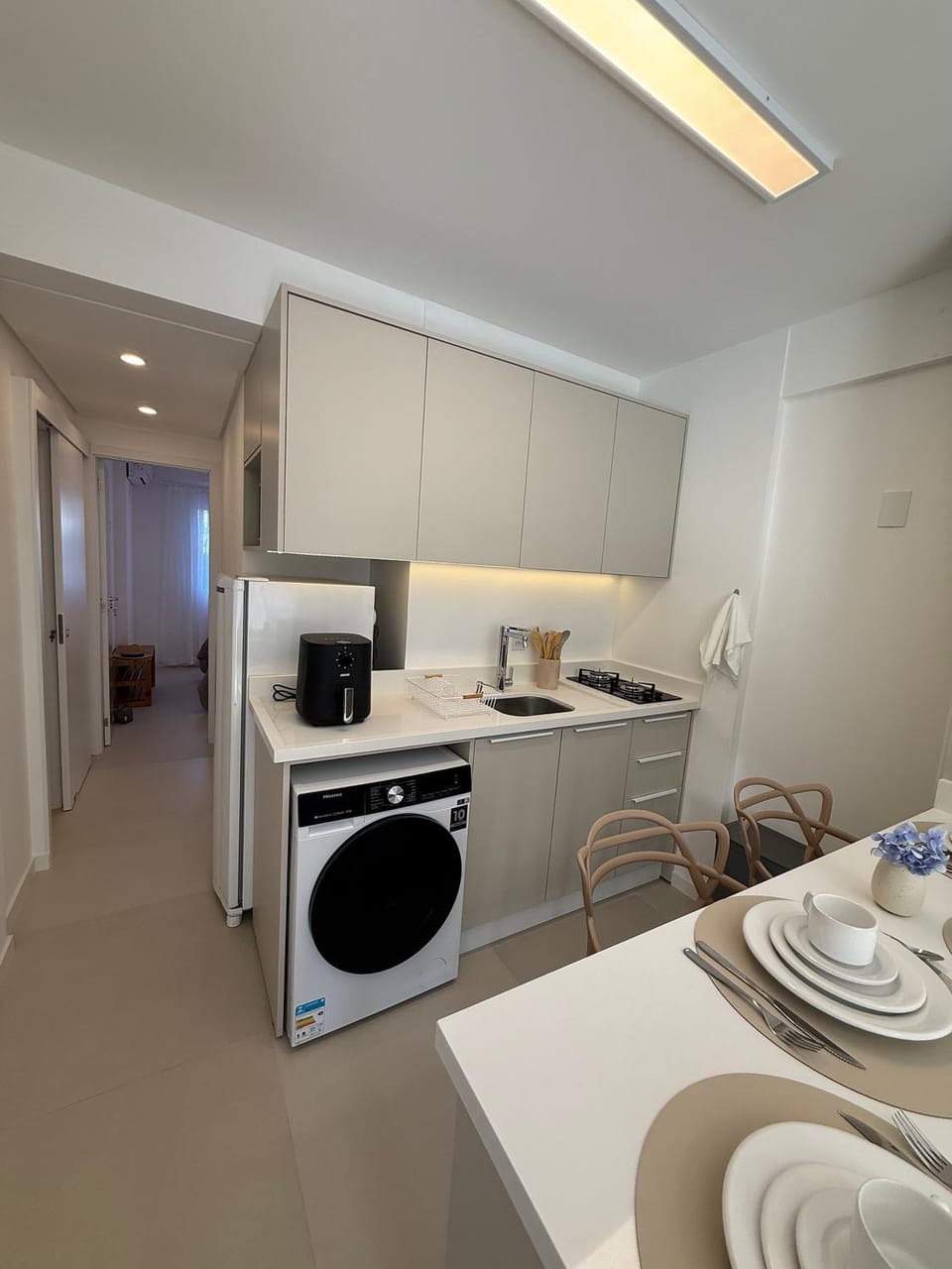 Kitchen or kitchenette, Dining area, stove, toaster, washing machine