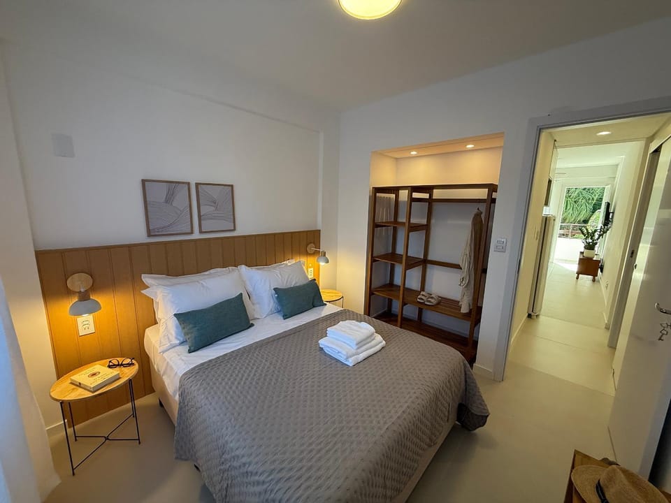 Photo of the whole room, Bedroom, wardrobe
