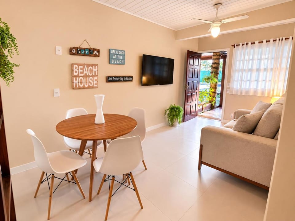 Communal lounge/ TV room, TV and multimedia, Living room, Seating area, Dining area