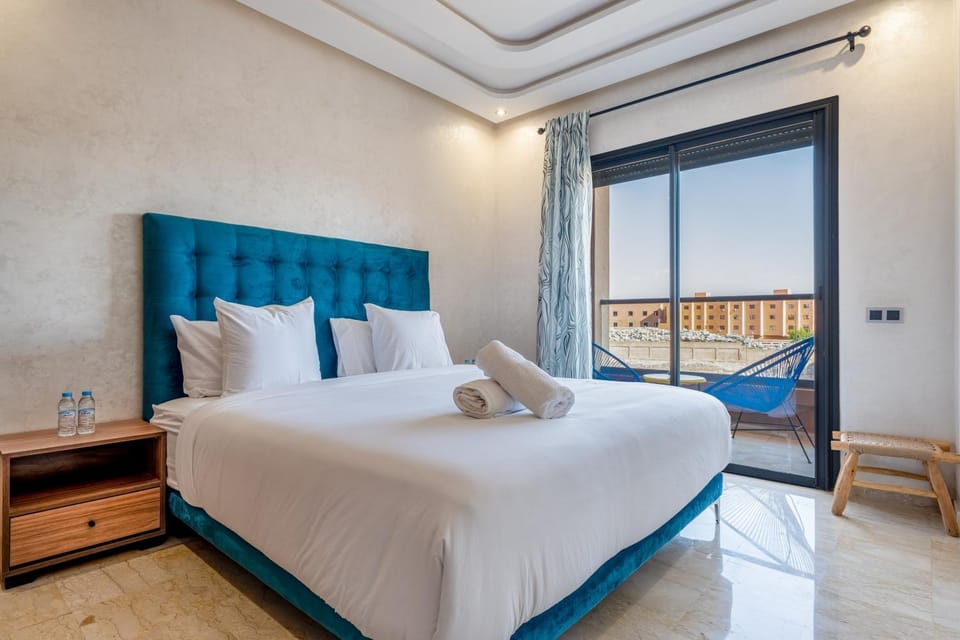 Bed, Living room, Photo of the whole room, Seating area, Bedroom, towels