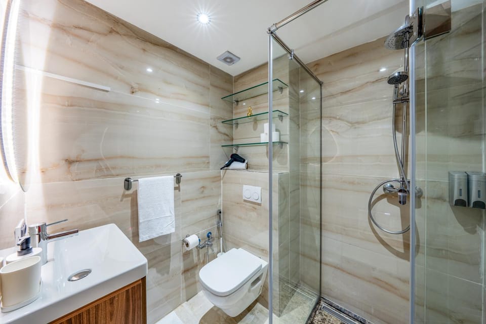 Shower, Toilet, Bathroom, towels
