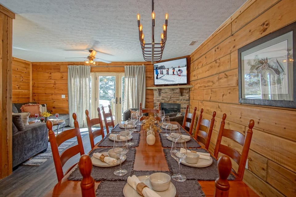 TV and multimedia, Living room, Seating area, Dining area