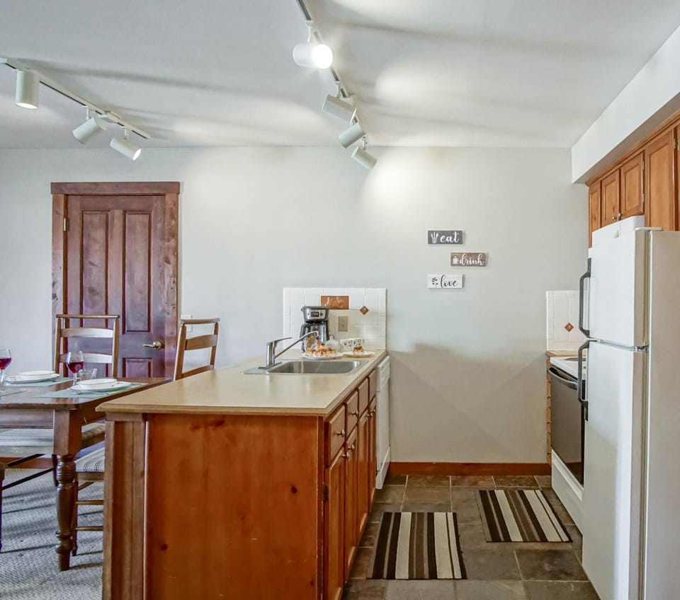 Kitchen or kitchenette, kitchen