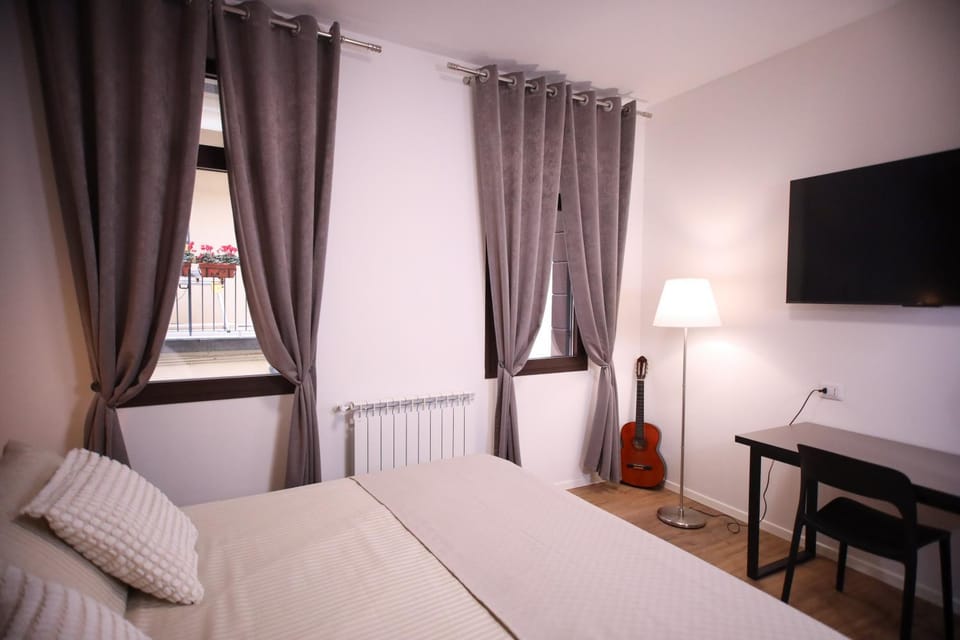 Bed, TV and multimedia, Photo of the whole room, Evening entertainment, Bedroom