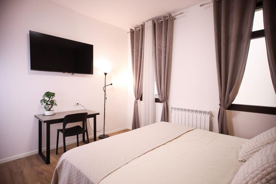 Bed, TV and multimedia, Photo of the whole room, Evening entertainment, Bedroom, internet