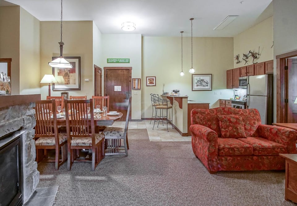 Kitchen or kitchenette, Living room, Seating area, Dining area, oven, stove