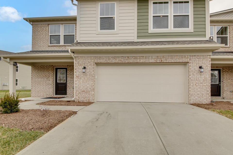 Great for Traveling Nurses! Indy Area Home Base House in Greenwood