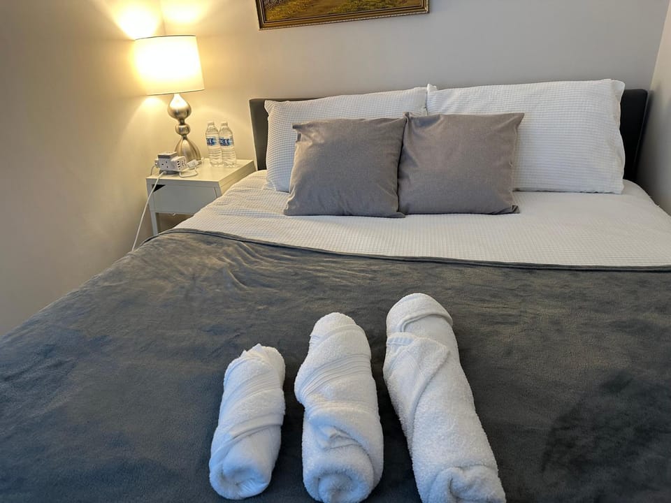 Bed, towels