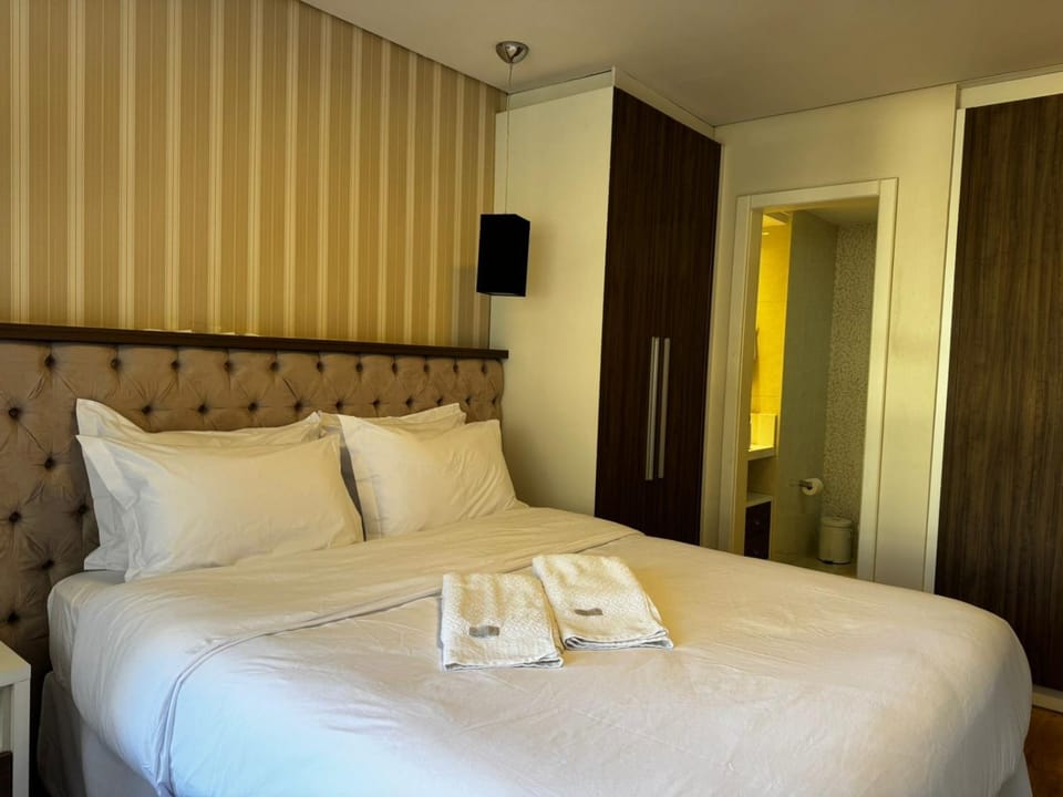 Bed, TV and multimedia, Photo of the whole room, Bedroom, towels, wardrobe