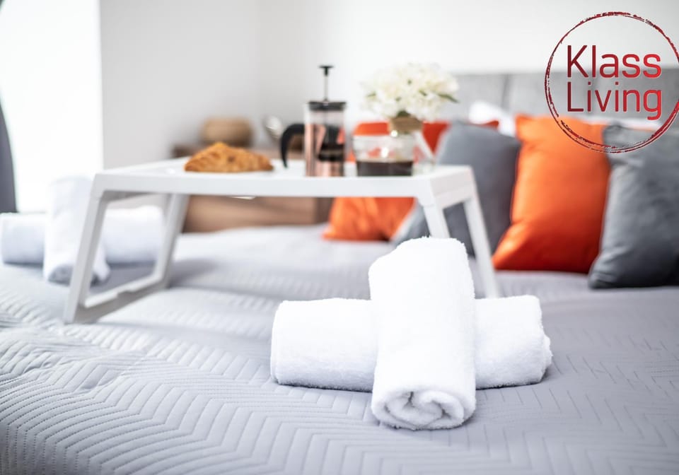 Bed, Decorative detail, Bedroom, Guests, group of guests, cot, Family