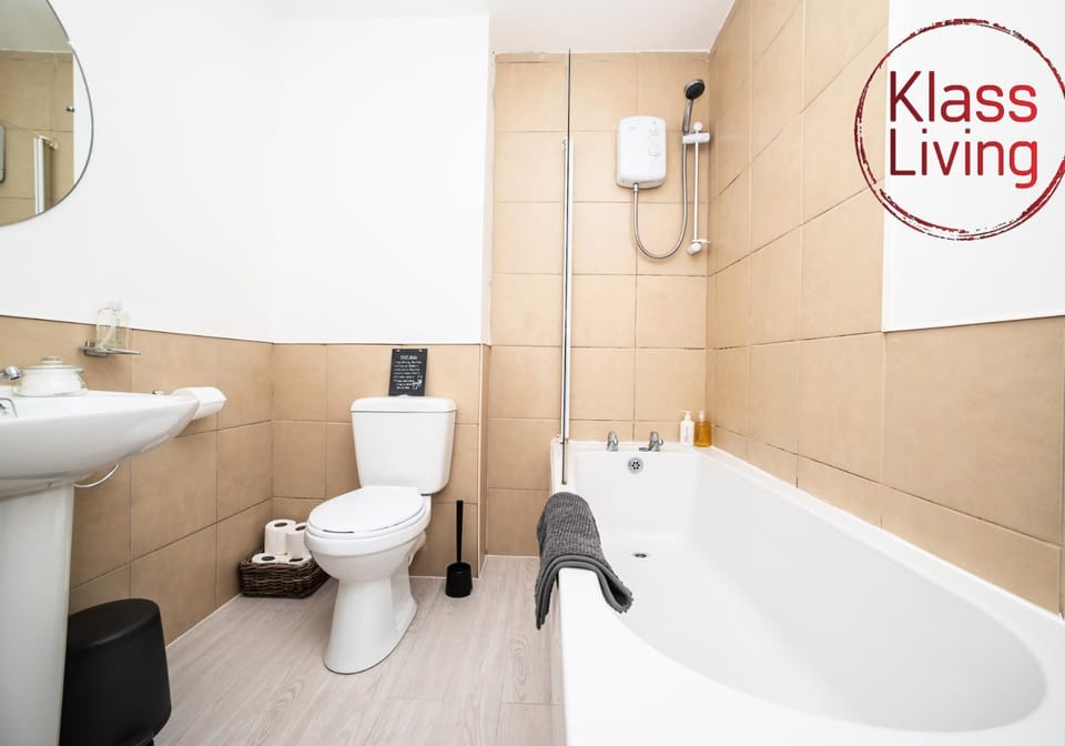 Shower, Toilet, Bathroom, Decorative detail, Guests, group of guests, Family