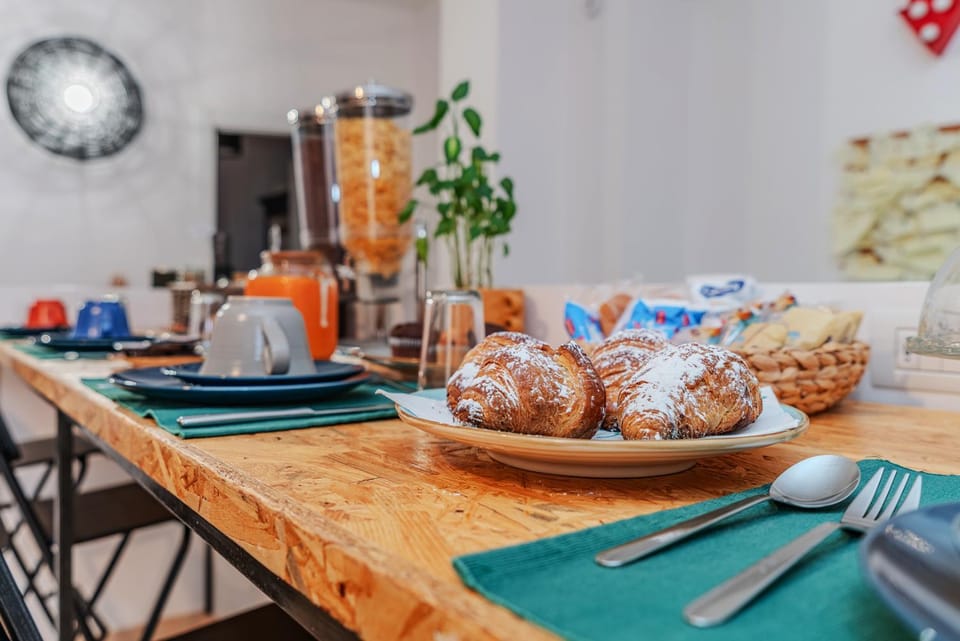 Kitchen or kitchenette, Food and drinks, Dining area, Food, Breakfast, Continental breakfast