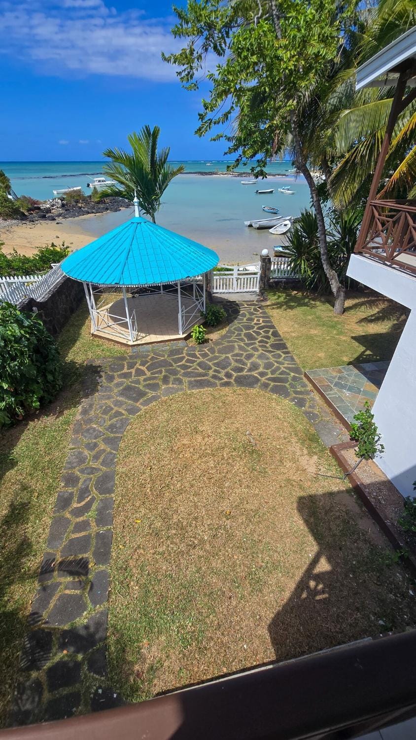 Spacious Seafront Villa - seaview & beach access Villa in Rivière du Rempart District, Mauritius