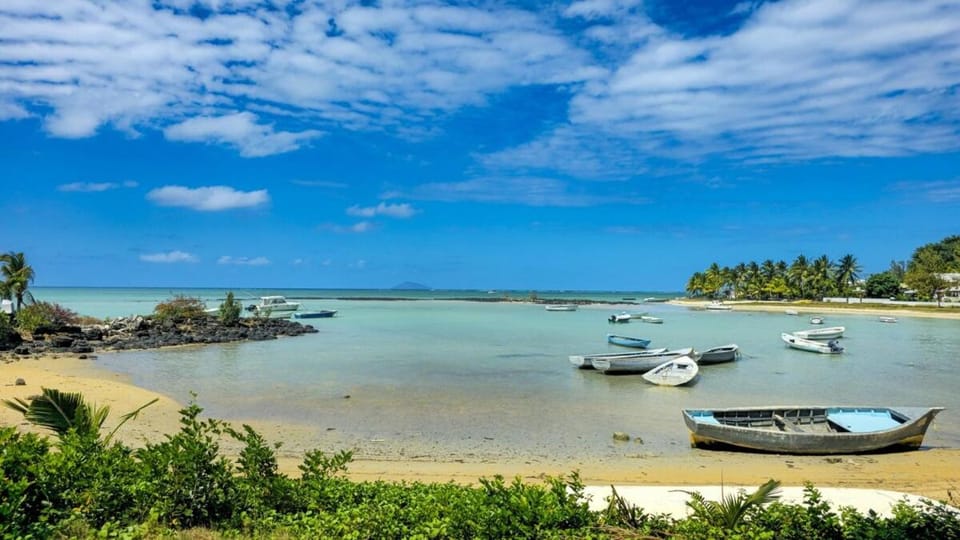 Spacious Seafront Villa - seaview & beach access Villa in Rivière du Rempart District, Mauritius