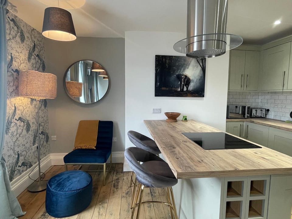Cozy & unique two bedroom apt in the heart of town Apartment in England