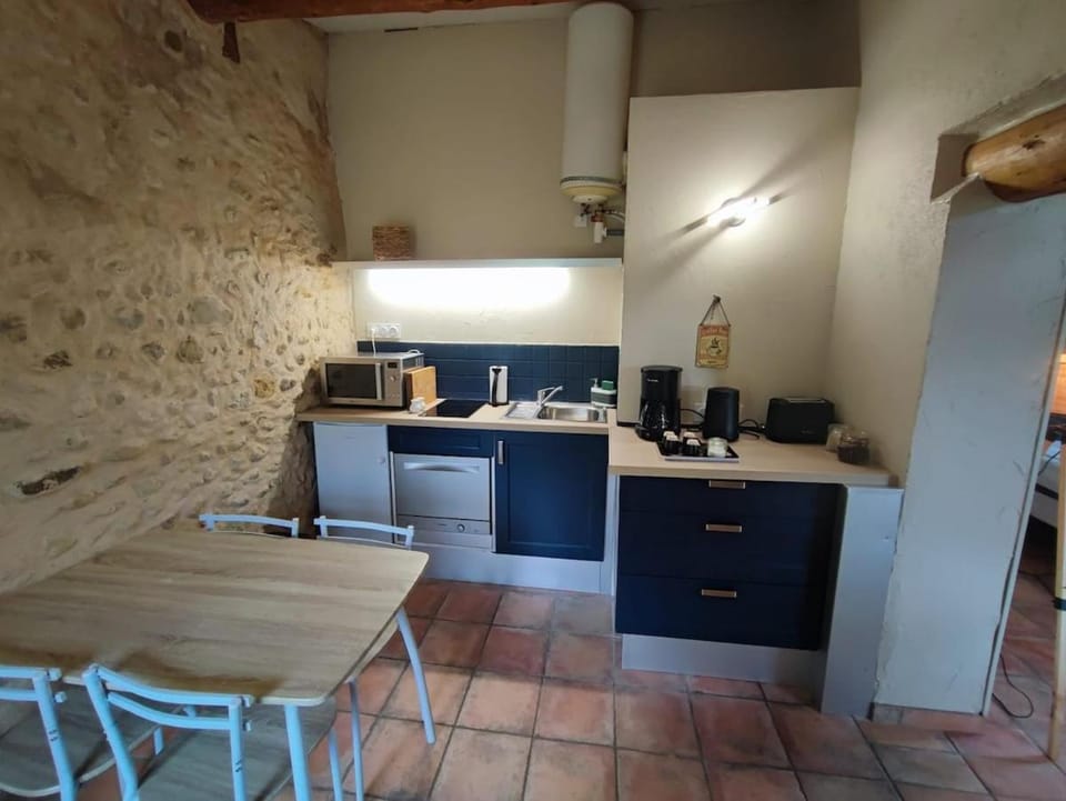 Coffee/tea facilities, Kitchen or kitchenette, Dining area, dishwasher, oven, stove, toaster, washing machine