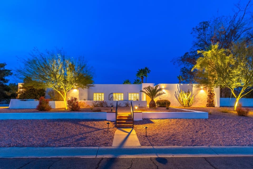 Luxury Desert OasisSport CourtTheaterGolf Spa House in Scottsdale