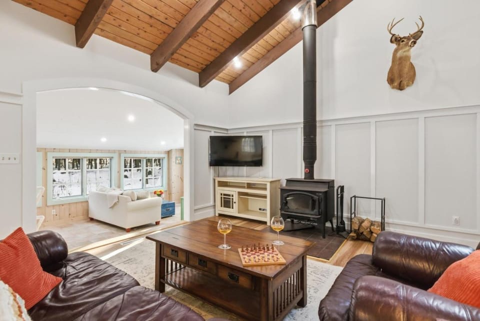 Hidden Chalet, Game Room & Yard, Lakes Region House in Meredith
