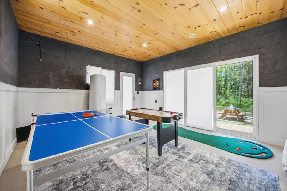 Hidden Chalet, Game Room & Yard, Lakes Region House in Meredith